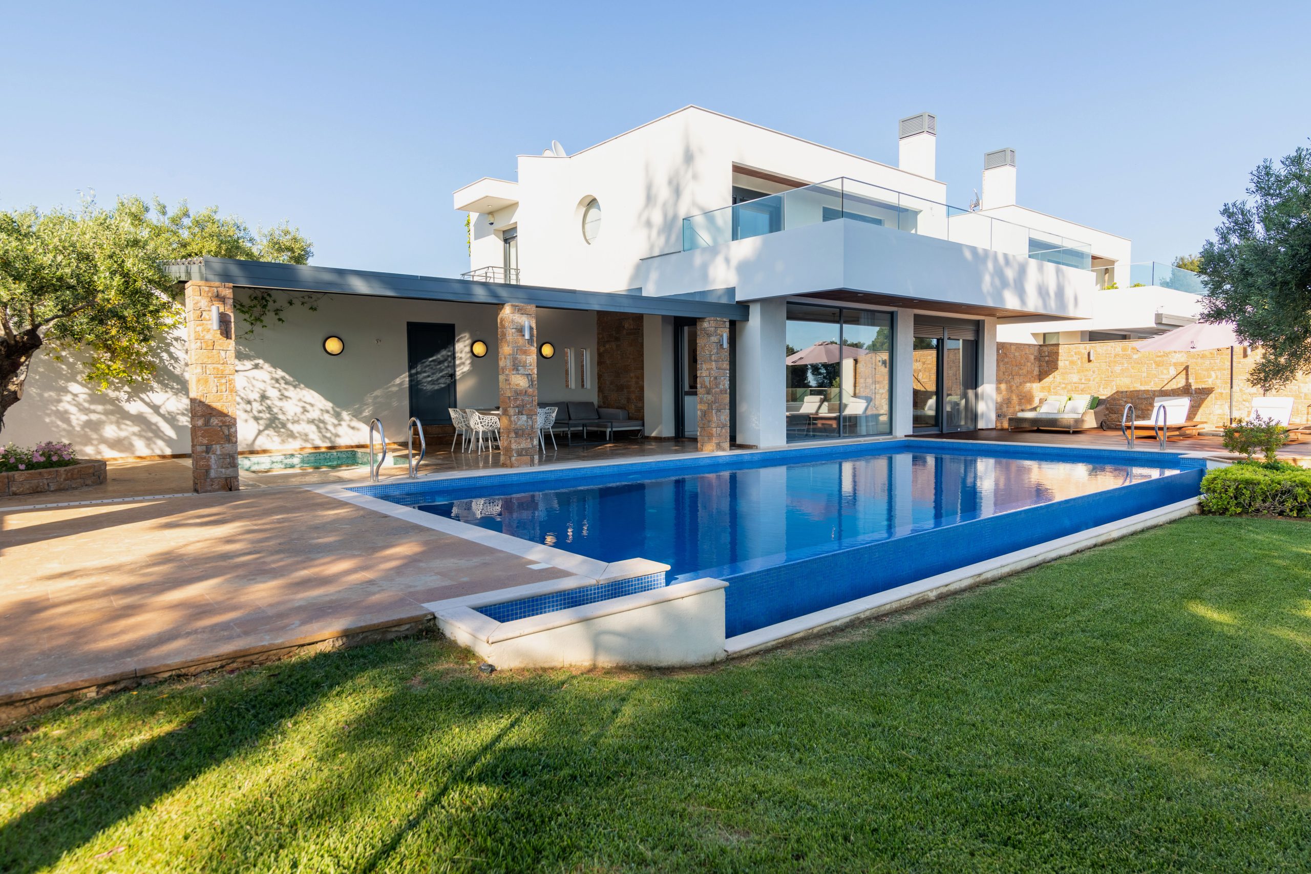 Διαχείριση Πολυτελών Βιλών στη Χαλκιδική: Αυξήστε τα Έσοδα και την Αξία του Ακινήτου σας